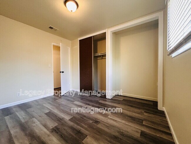 Building Photo - 803 Blue Bill Way