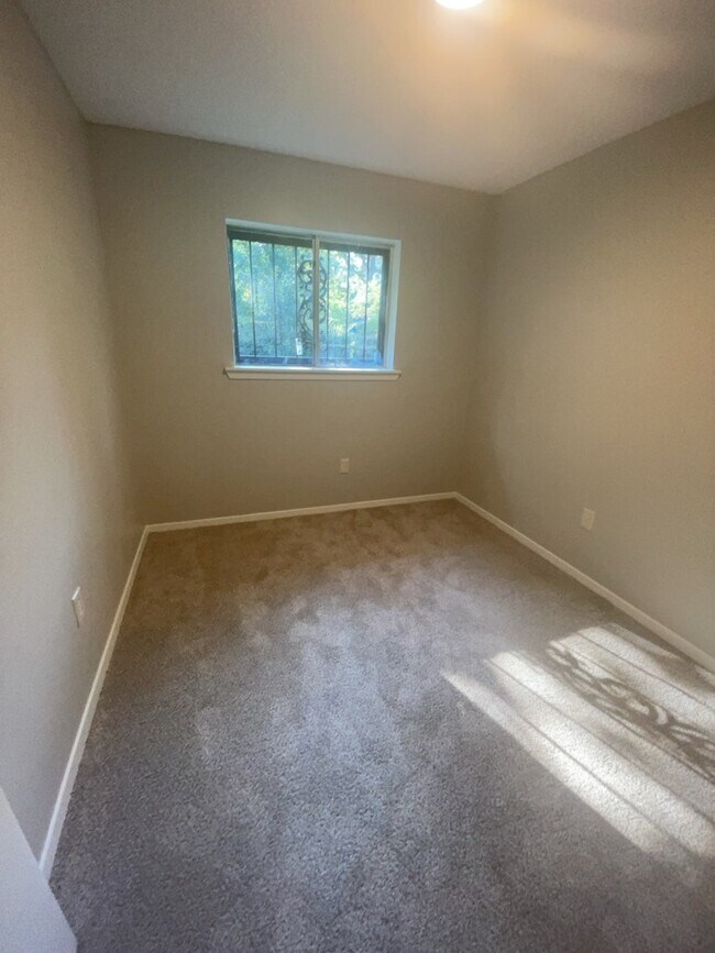 Building Photo - 327 Grover Cleveland Cir