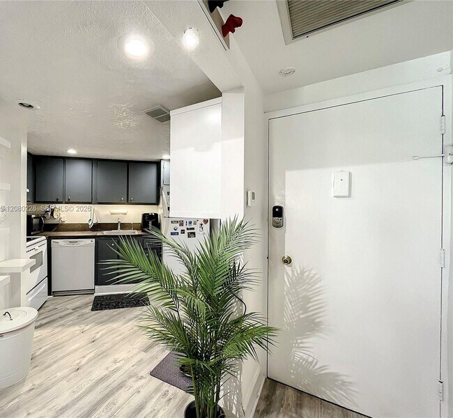 Building Photo - 999 Brickell Bay Dr