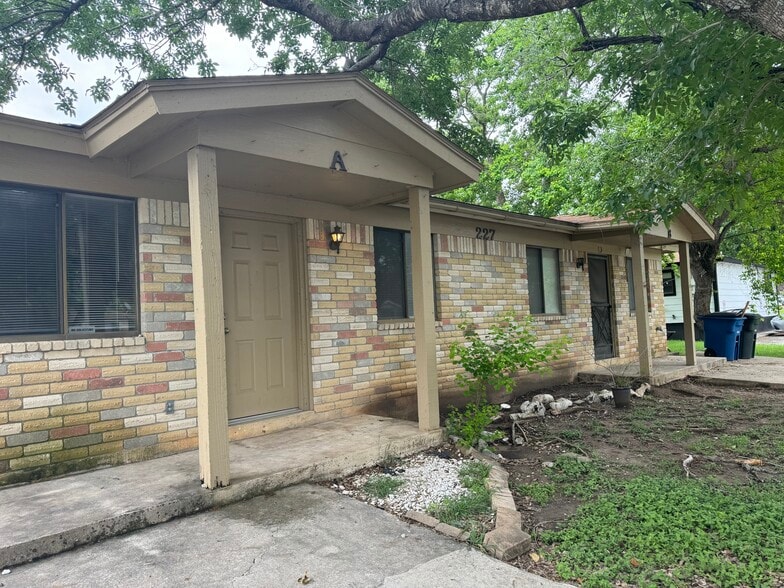 Building Photo - 227 Redbud Ln