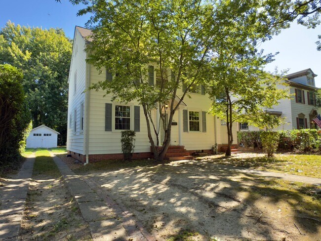 Building Photo - Charming Home!