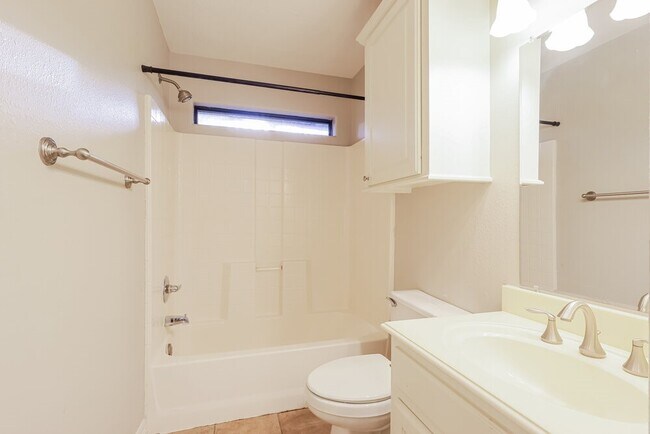 Building Photo - 612 Spruce Dr