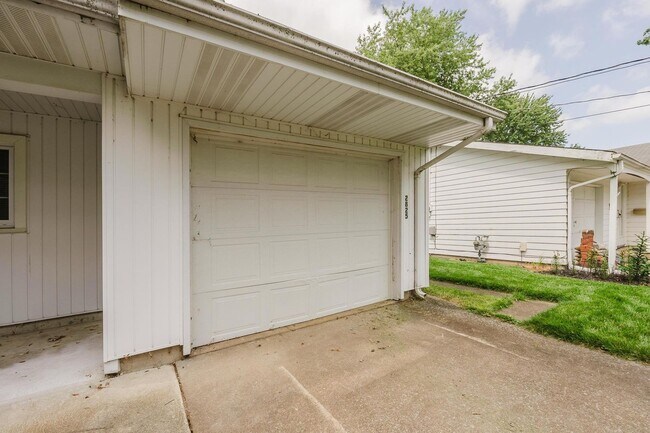 Building Photo - 2825 Hinde Ave