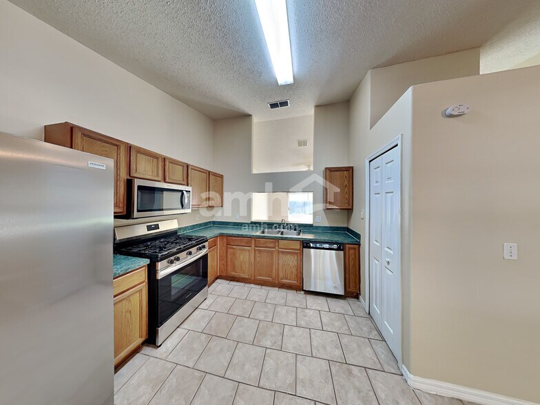 Building Photo - 29333 Yarrow Dr