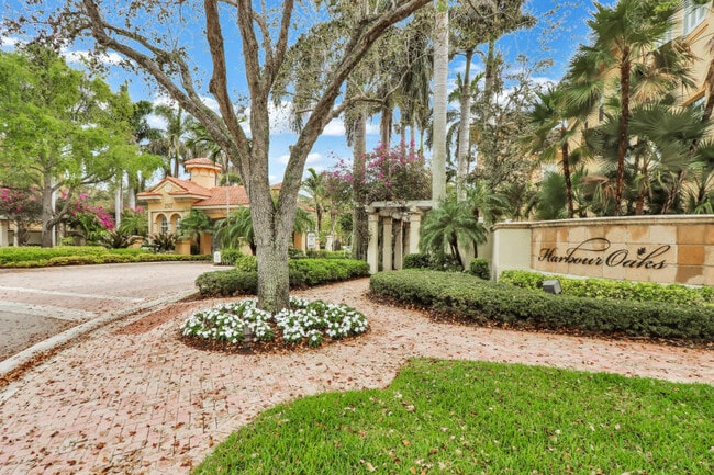 Building Photo - 11860 Valencia Gardens Ave