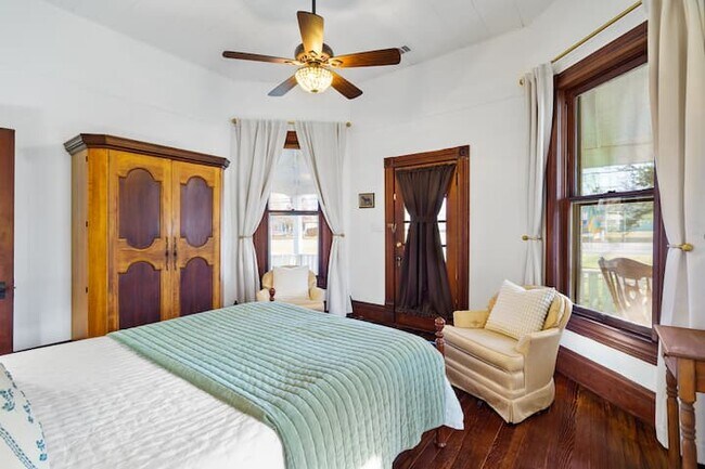 Building Photo - 676 S Waco St