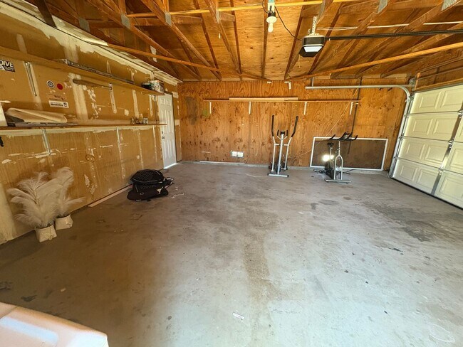 Building Photo - Welcoming 3 Bedroom 1.5 Bathroom Home ** MOVE IN SPECIAL**