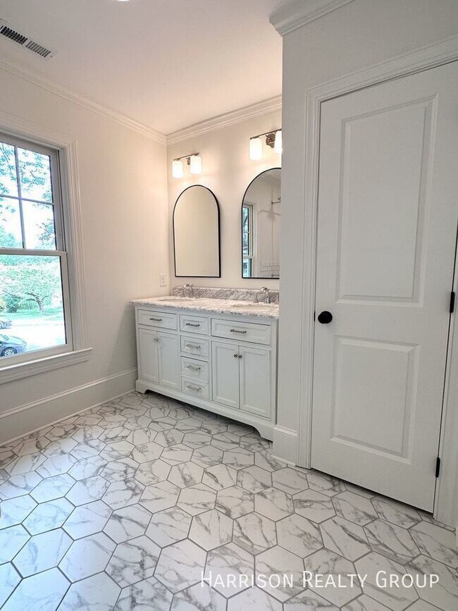 Building Photo - Beautifully Renovated Home In Historic Boy...