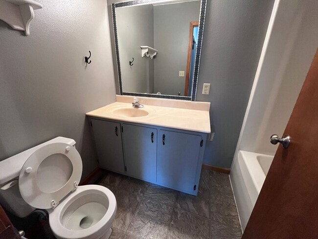 Building Photo - Beautiful 2 Bedroom & 2 Bath Duplex in Shipshewana