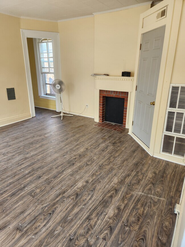 Living Rm 15x15 - 946 Main St