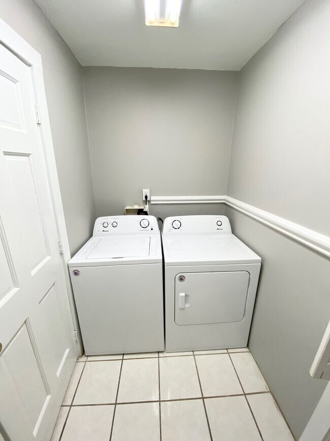 Building Photo - Newly Renovated 4 Bedroom, 1.5 Bathroom in...