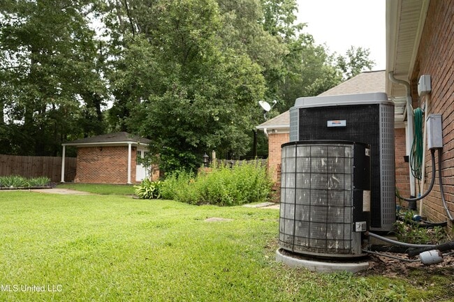 Building Photo - 110 Little John Ln