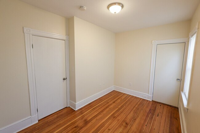 Building Photo - 32 Robinson St