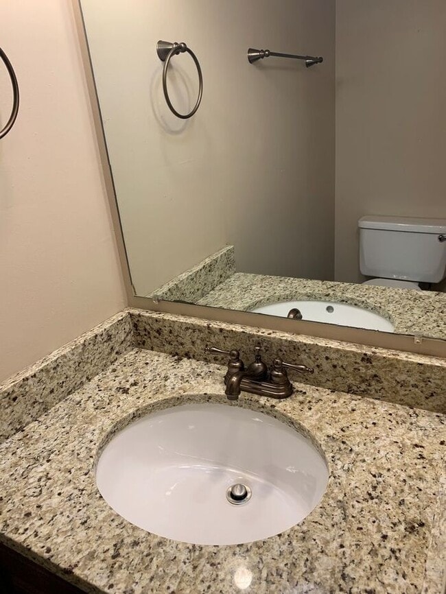 Building Photo - 2 Bed 1.5 Bath End Unit Townhome!