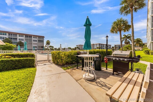 Building Photo - 931 Gardenia Dr