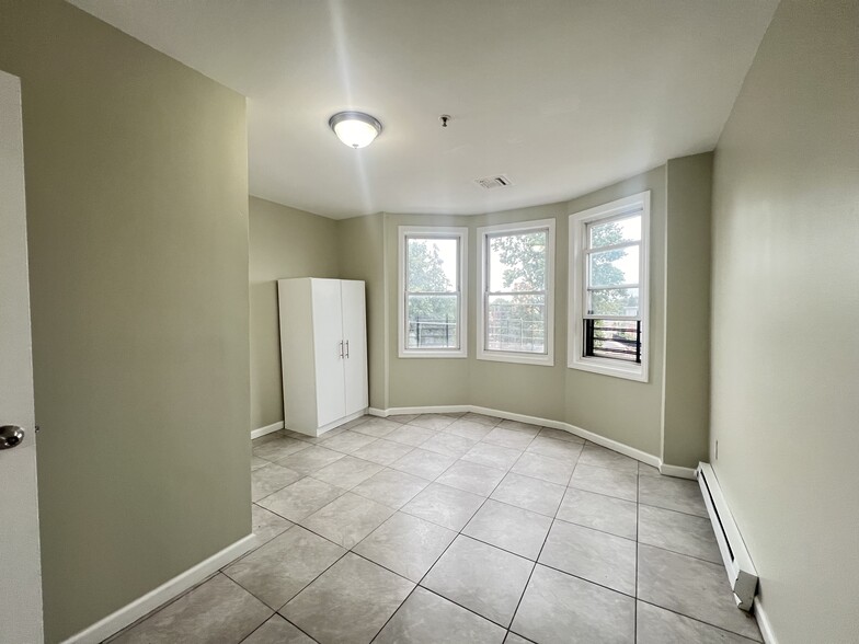 96 Eaton Pl 1B - 94 Eaton Pl