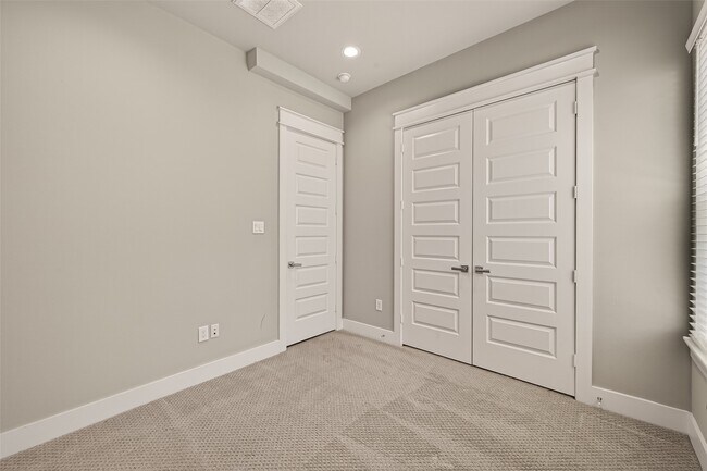 Building Photo - 2114 Engelmohr St