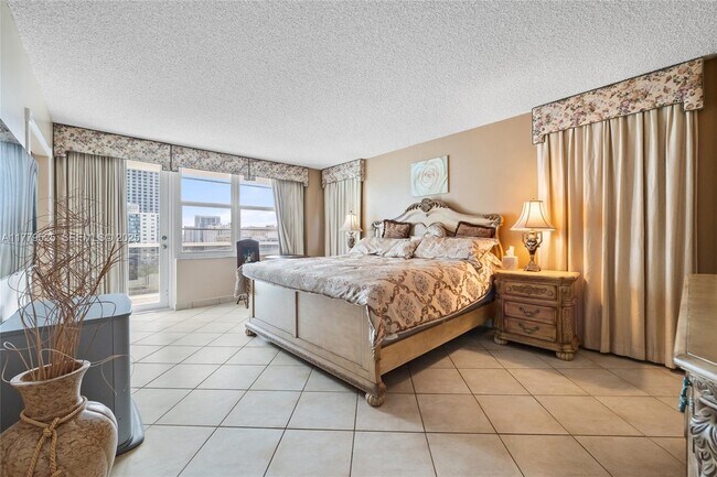 Building Photo - 3725 S Ocean Dr