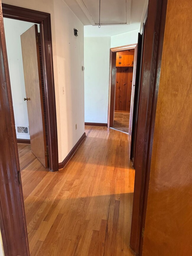 Building Photo - Fantastic Location & Price