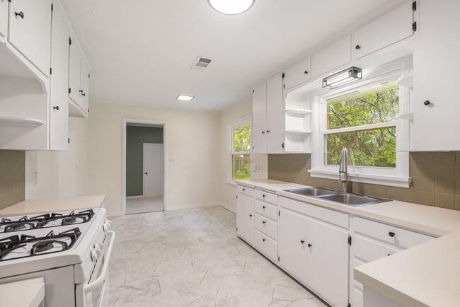 Building Photo - 301 Michael St