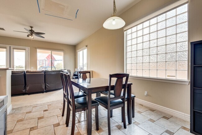 Building Photo - Luxurious, Entertainers Dream 4 Bedroom Home