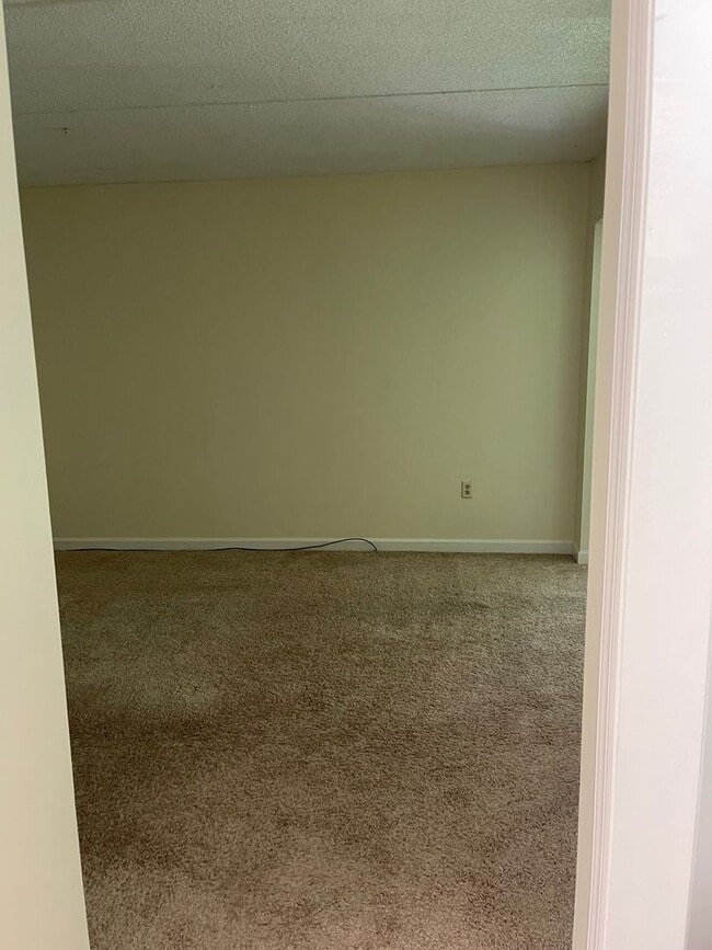 Building Photo - COZY & CONVENIENT!!!!