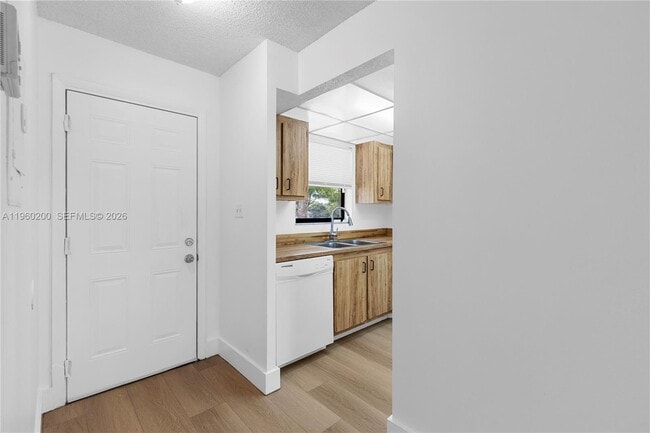 Building Photo - 6061 Shaker Wood Cir