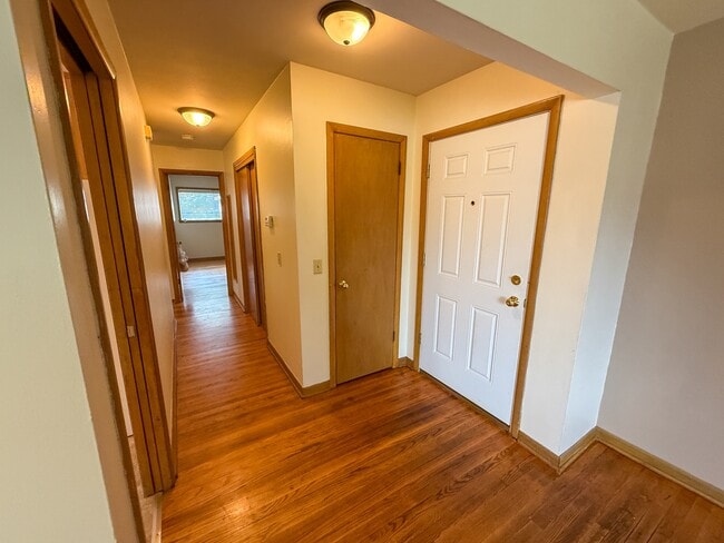 Building Photo - 426 Rushmore Ln