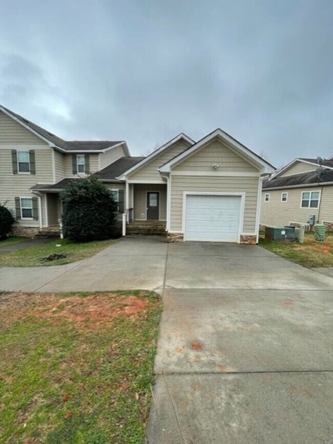 Building Photo - Spacious 3 Bed/ 3 Bath Townhome with two A...