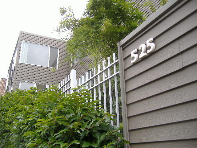 Building Photo - 525 E Roy St
