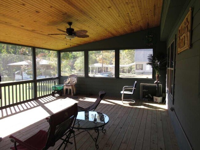 Building Photo - 70 Lakeside Dr