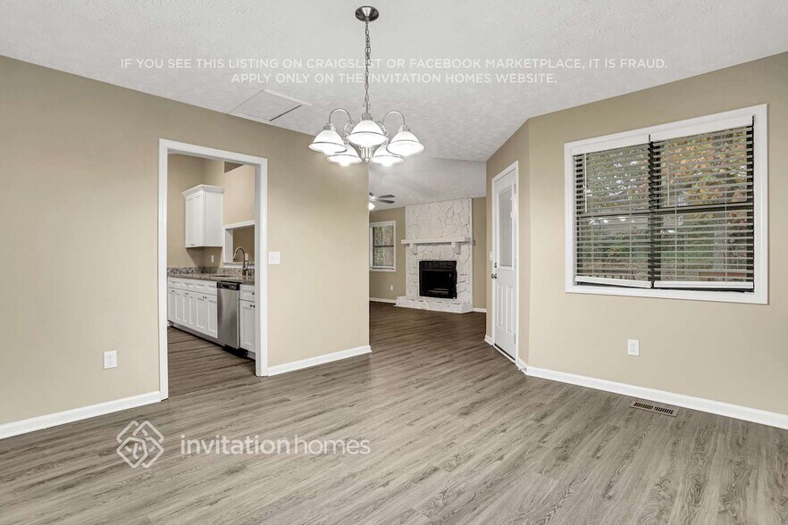 Building Photo - 4040 Maxanne Dr NW