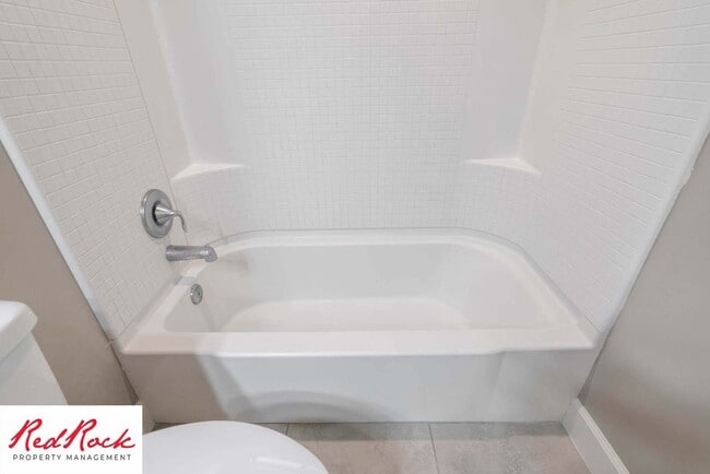 Building Photo - Spacious 4 Bedroom, 2.5 Bathroom Centrally...