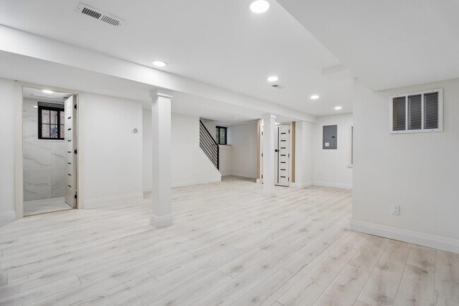 Building Photo - 423 Aurora Ave
