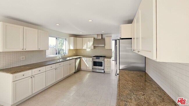 Building Photo - 3873 Beverly Ridge Dr