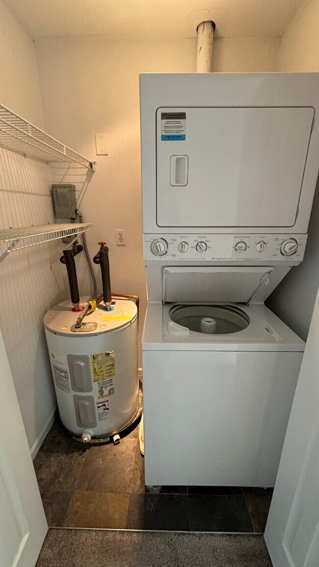 Building Photo - 1915 Senate St