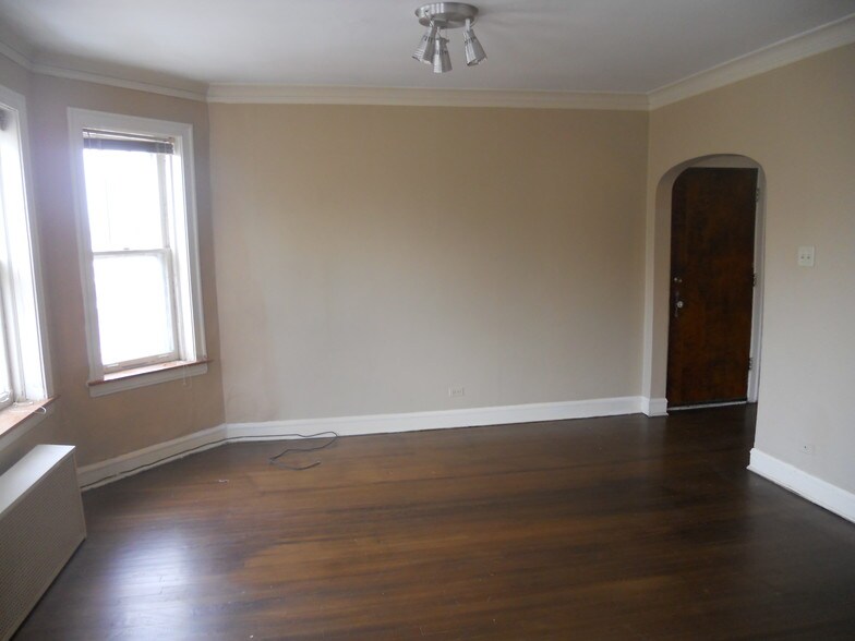Living Room - 5319 W Giddings St