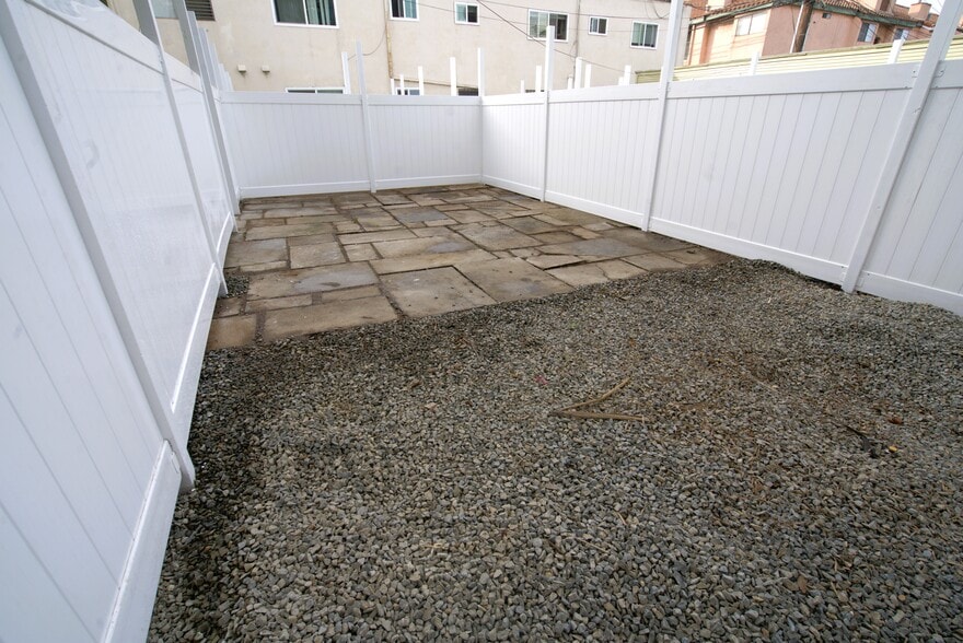515 sq. ft. of private, fenced-off yard - 1123 E Ocean Blvd