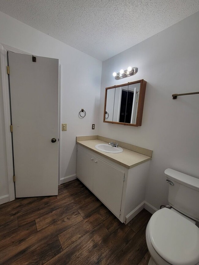 Building Photo - Ready to Move in