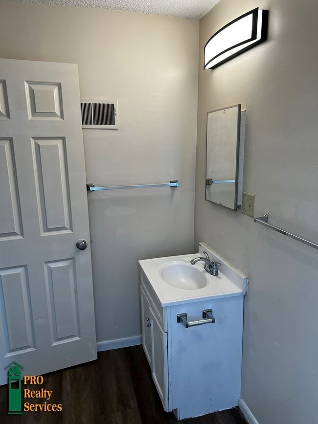 Building Photo - 423 NE Taylor St