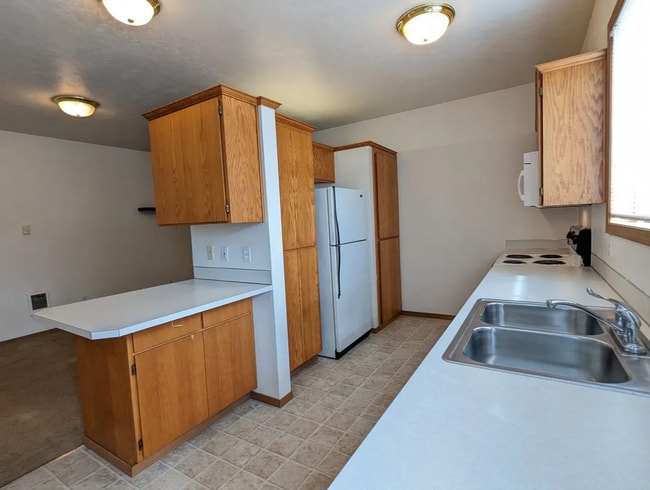 Building Photo - IveJ02