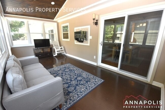 Building Photo - 700 Mt Alban Dr