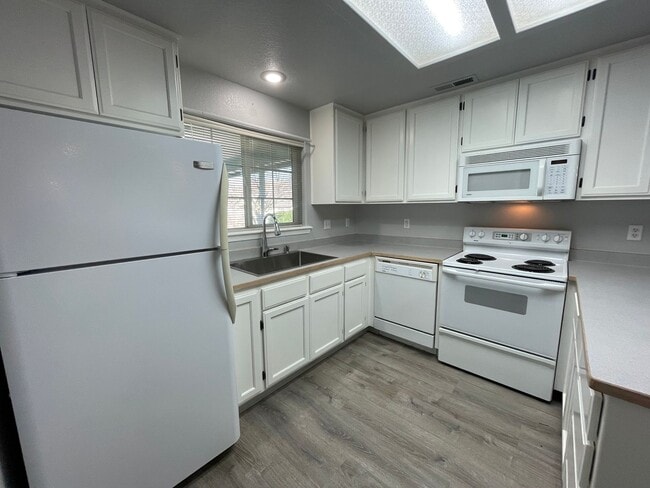 Building Photo - 1546-1548 Skyhawk Ridge