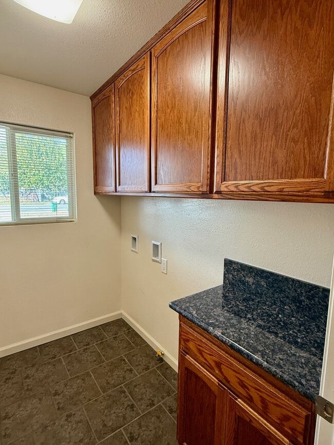 Building Photo - 3 Bedroom 2 Bath House!