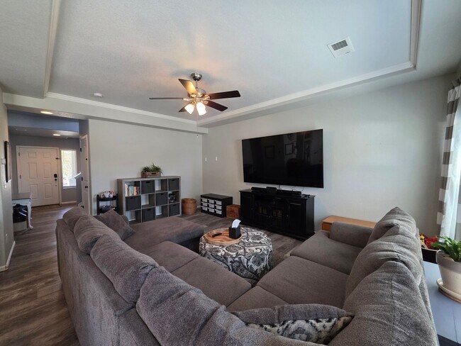 Building Photo - Gorgeous 4 Bed 4 bath Home In Banning Lewis Ranch!!