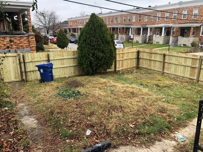 Building Photo - 3 Bedroom 2 Bathroom recently renovated townhouse in Baltimore