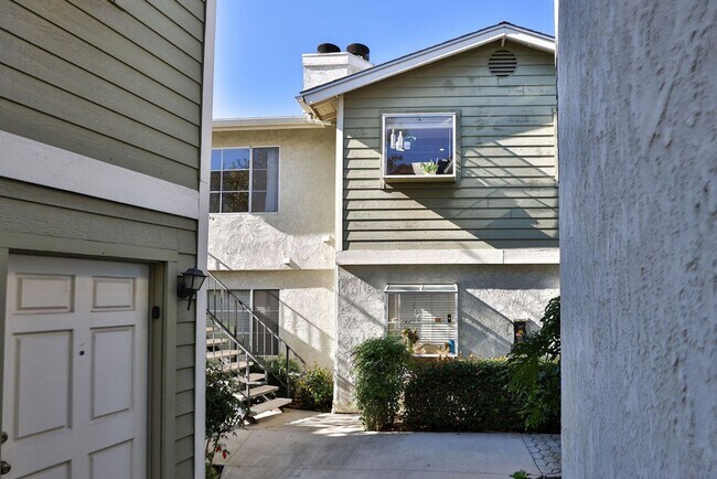 Building Photo - Talmadge : spacious 2 bed, 2 ba top floor condo