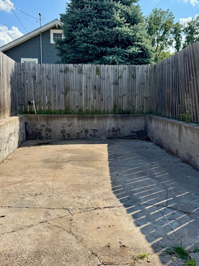 Building Photo - 416 E 29th Pl