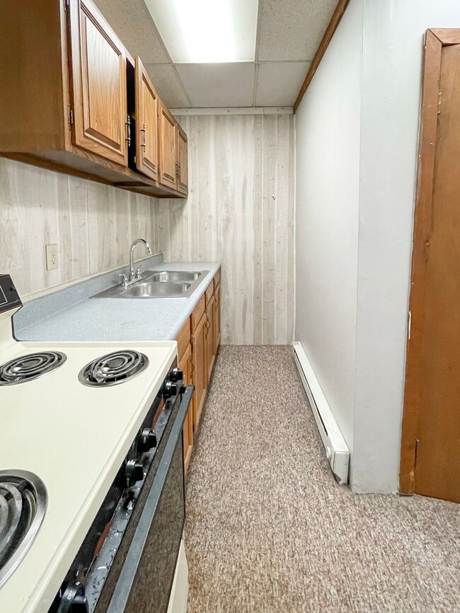 Building Photo - PRELEASING for AUGUST! Close to Campus