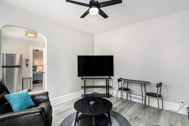 Building Photo - $1295 Tastefully furnished 1BR Apartment |...